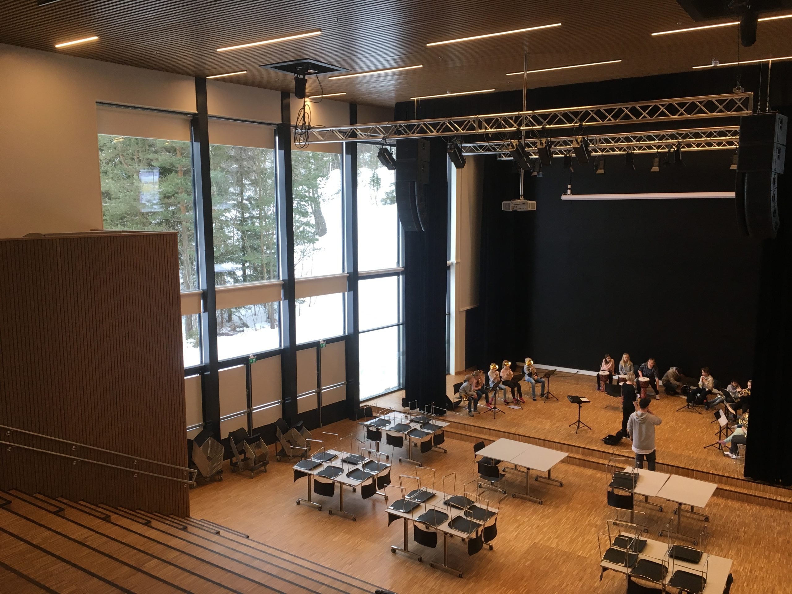 Skolebygg med kulturlokaler egnet for bruken - Aula på Skjønhaug skole